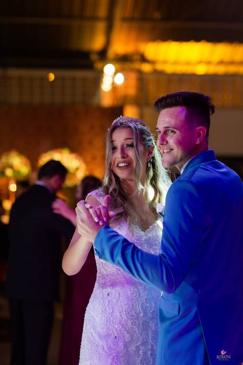 noiva mão ombro foto casal de noivos praça dos italianos morungaba sp fotografo interior'