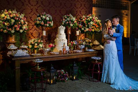 foto casal na mesa de bolo linda '