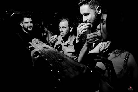 foto de tres pessoas bebendo tequila na regua, bastão de madeira com 3 copos encaixados '