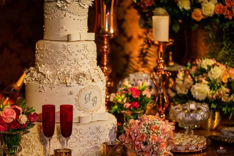 mesa de bolo linda foto de tres pessoas bebendo tequila na regua, bastão de madeira com 3 copos encaixados '
