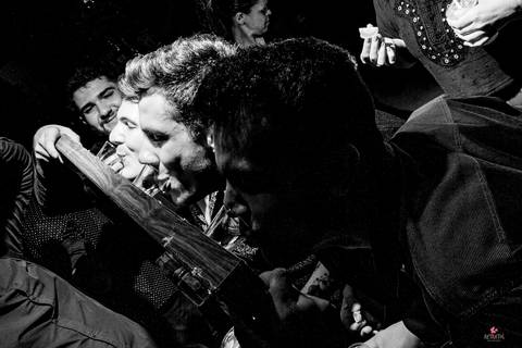 foto de tres pessoas bebendo tequila na regua, bastão de madeira com 3 copos encaixados '