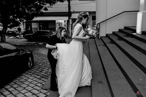 cerimonial ajudando noiva subir escadas igreja matriz de morungaba sp'