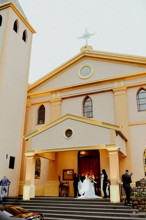 noiva momentos antes de entrar ingreja'