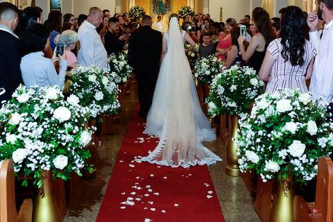 noiva entrando com pai e sorrindo'