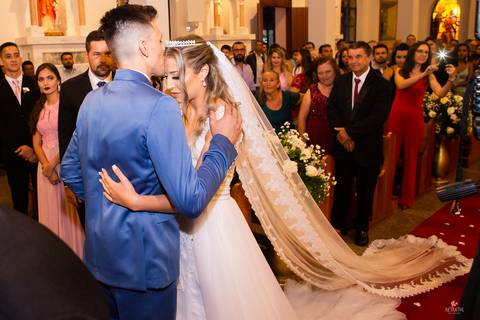 noivo recebe noiva com beijo na testa'