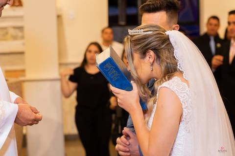 noivos beijando biblia'