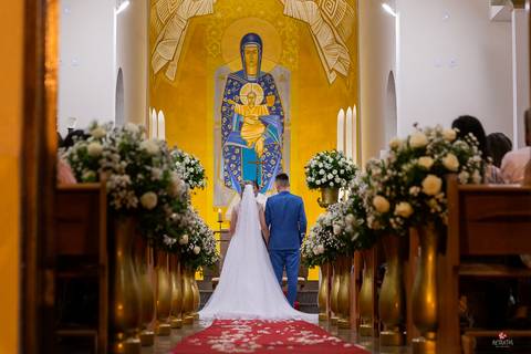 decoração dourada com arranjos brancos corredor igreja'