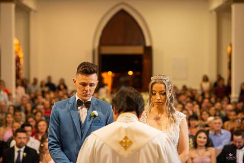 foto padre vitorio igreja e casal de frente padre'