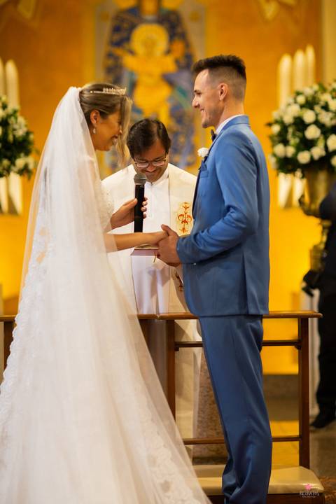 foto padre vitorio igreja e casal de frente padre'
