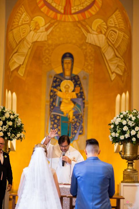 padre da a bença ao casal'