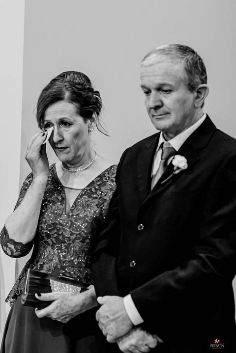 mãe do noivo se emociona e chora na cerimonia'