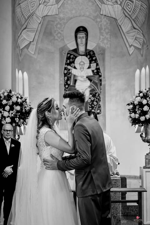 noivos se beijam na igreja matriz de morungaba sp'