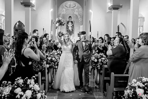 saida dos noivos emocionante  igreja matriz de morungada sp'