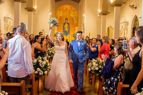 saida super feliz dos noivos  igreja matriz de morungada sp'