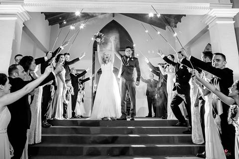 beijo na escada com padrinhos  igreja matriz de morungada sp'