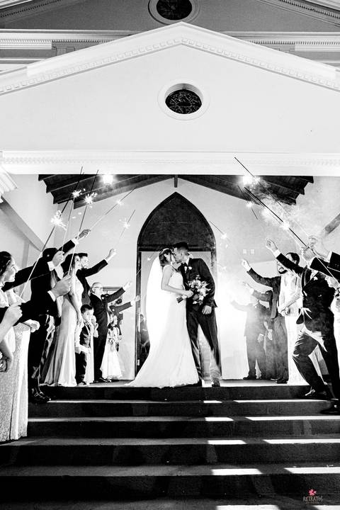 beijo na escada com padrinhos  igreja matriz de morungada sp'