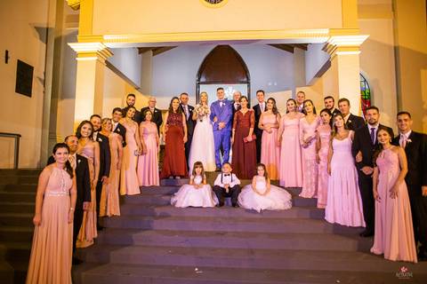 todos os padrinhos e madrinhas com crianças beijo na escada com padrinhos  igreja matriz de morungada sp'