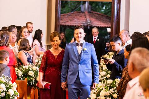 noivo entrando na igreja matriz de morungaba'