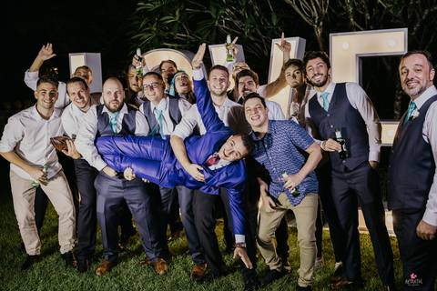 padrinhos carregando o noivo casal agradece com balões de gas helio casal de costas balões vermelhos lindo casal de frente'