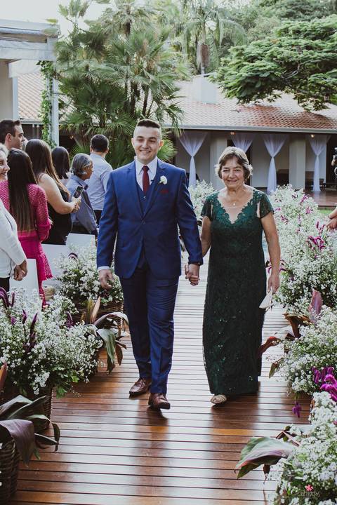 entrada dos pais e padrinhos cerimonia ar livre linda alto das palmeiras por do sol maravilhoso casamento sonhos retratos foto video itatiba julio decoracao dos sonhos noivo e mãe'