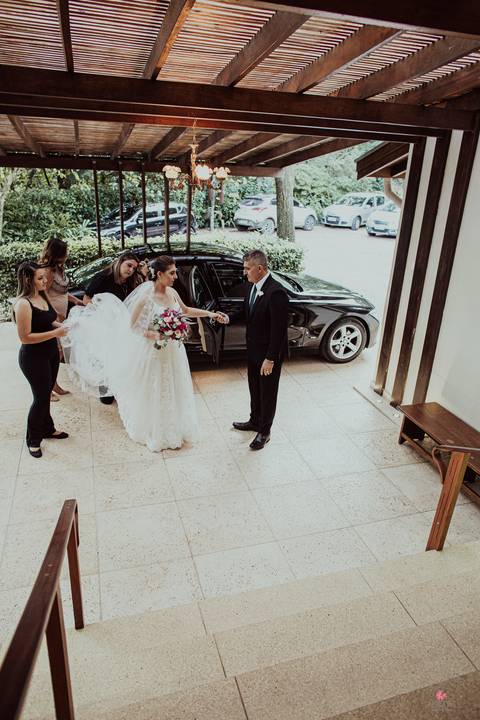 noiva chegando e pai recebendo e tirando do carro'
