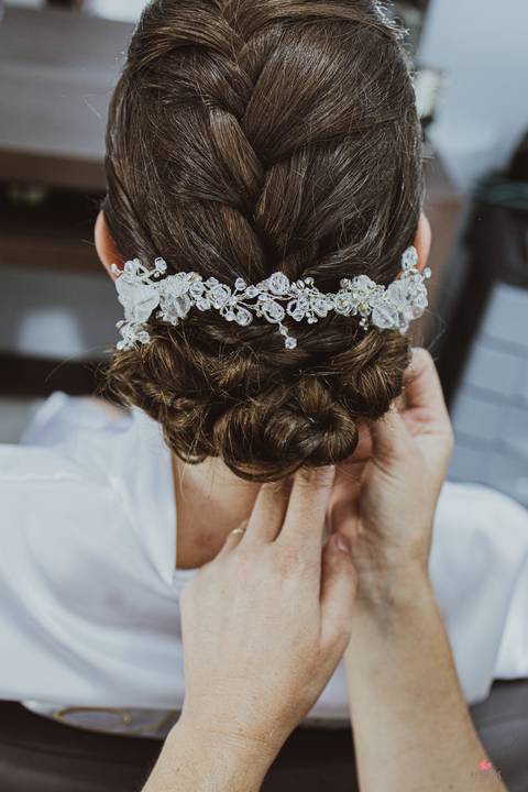 detalhe de cabelo da noiva trançado '