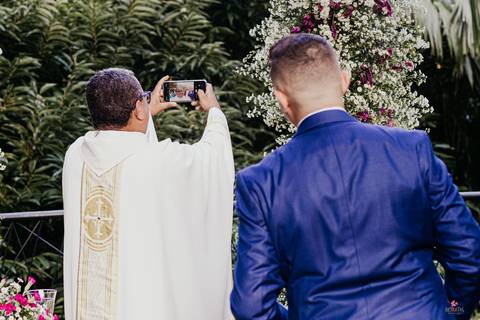 padre fazendo self com noivo foto engraçada'