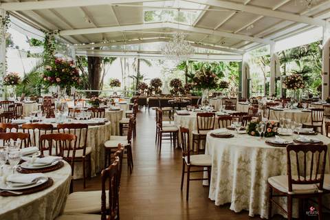 decoração do salão de festa alta das palmeiras lindo sem nenhum convidado'