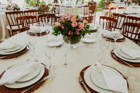 detalhes de pratos e talhres de casamento decoração do salão de festa alta das palmeiras lindo sem nenhum convidado'