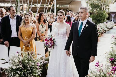 noiva entrando linda, pai do lado esquerdo dela e buque rosa cerimonia por do sol linda '