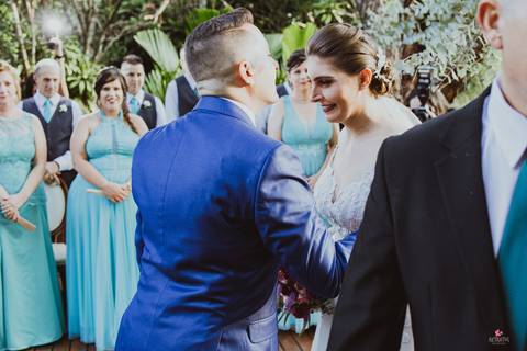 noivo recebendo noiva com beijo na testa noiva entrando linda, pai do lado esquerdo dela e buque rosa cerimonia por do sol linda '