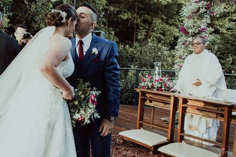 noivo recebendo noiva com beijo na testa noiva entrando linda, pai do lado esquerdo dela e buque rosa cerimonia por do sol linda '