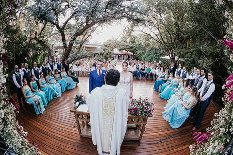 foto dos noivos com todos os padrinhos dos dois lados casal ao centro'
