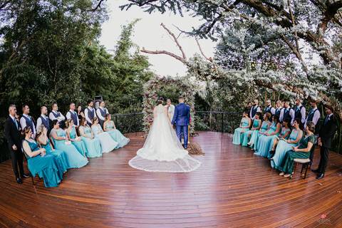 foto dos noivos com todos os padrinhos dos dois lados casal ao centro'
