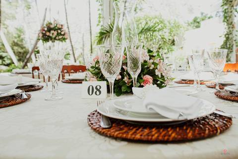 detalhes de pratos e talhres de casamento decoração do salão de festa alta das palmeiras lindo sem nenhum convidado'