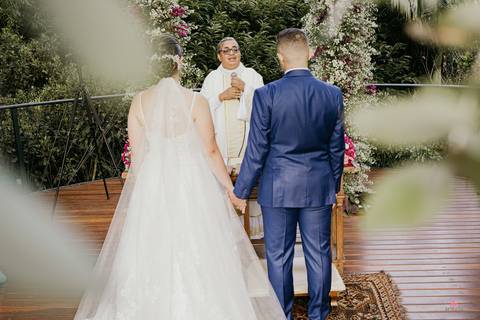 foto dos noivos com todos os padrinhos dos dois lados casal ao centro'