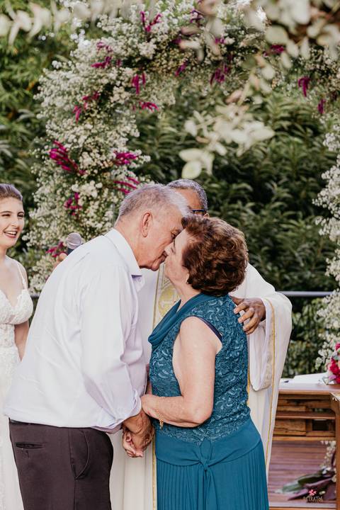 avos recebem a bença das alianças  e se beijam na frente dos noivos'