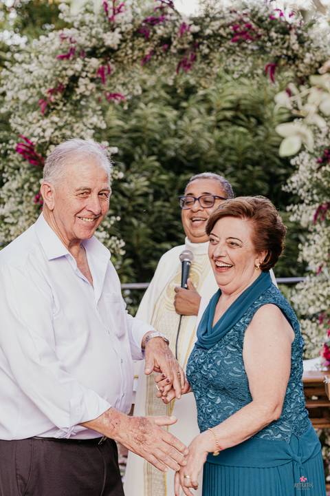 avos recebem a bença das alianças  e se beijam na frente dos noivos'