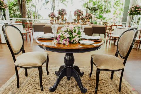 mesa dos noivos detalhes de pratos e talheres de casamento decoração do salão de festa alta das palmeiras lindo sem nenhum convidado'