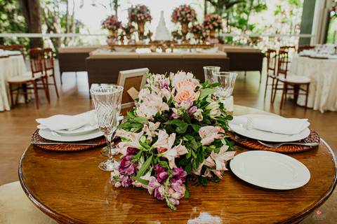 mesa dos noivos detalhes de pratos e talheres de casamento decoração do salão de festa alta das palmeiras lindo sem nenhum convidado'