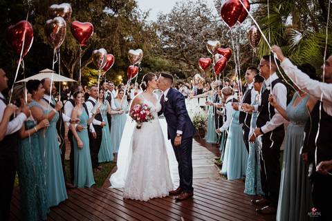 casal agradece com balões de gas helio casal de costas balões vermelhos lindo casal de frente'