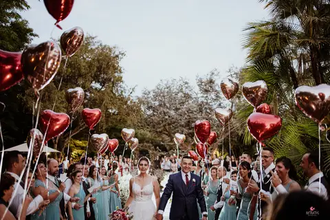 casal agradece com balões de gas helio casal de costas balões vermelhos lindo casal de frente'