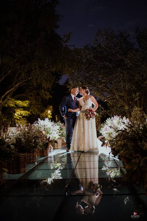 fotos do casal no meio da decoração linda do casamento por do sol retratos itatiba fotografo casamento'