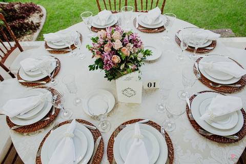 mesa dos noivos detalhes de pratos e talheres de casamento decoração do salão de festa alta das palmeiras lindo sem nenhum convidado'