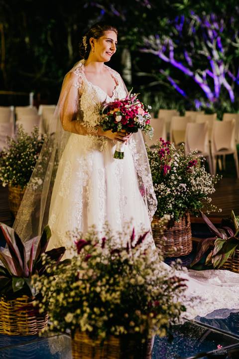 fotos do casal no meio da decoração linda do casamento por do sol retratos itatiba fotografo casamento'