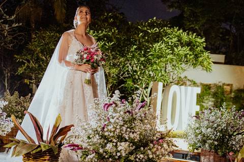 fotos do casal no meio da decoração linda do casamento por do sol retratos itatiba fotografo casamento'