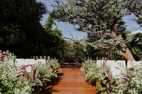 detalhes de decoração no corredor de entrada da noiva mesa dos noivos detalhes de pratos e talheres de casamento decoração do salão de festa alta das palmeiras lindo sem nenhum convidado retratos fotografo de casamento itatiba'
