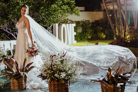 fotos do casal no meio da decoração linda do casamento por do sol retratos itatiba fotografo casamento'