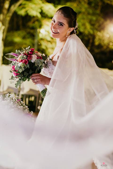 fotos do casal no meio da decoração linda do casamento por do sol retratos itatiba fotografo casamento'