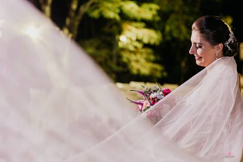 fotos do casal no meio da decoração linda do casamento por do sol retratos itatiba fotografo casamento'